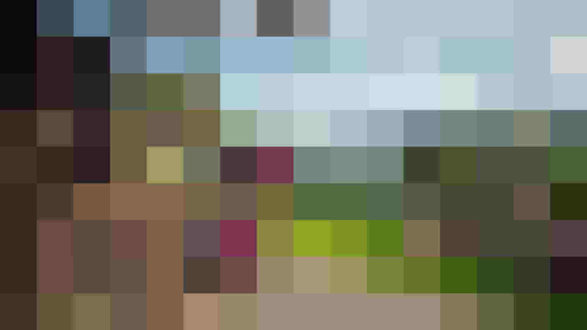 Blick von einer Holzterrasse mit blühenden Pflanzen auf die Alpenlandschaft.