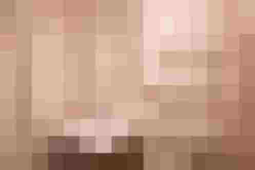 Moderne Badezimmer mit Dusche, Waschbecken und Handtuchheizung in Ferienwohnung.