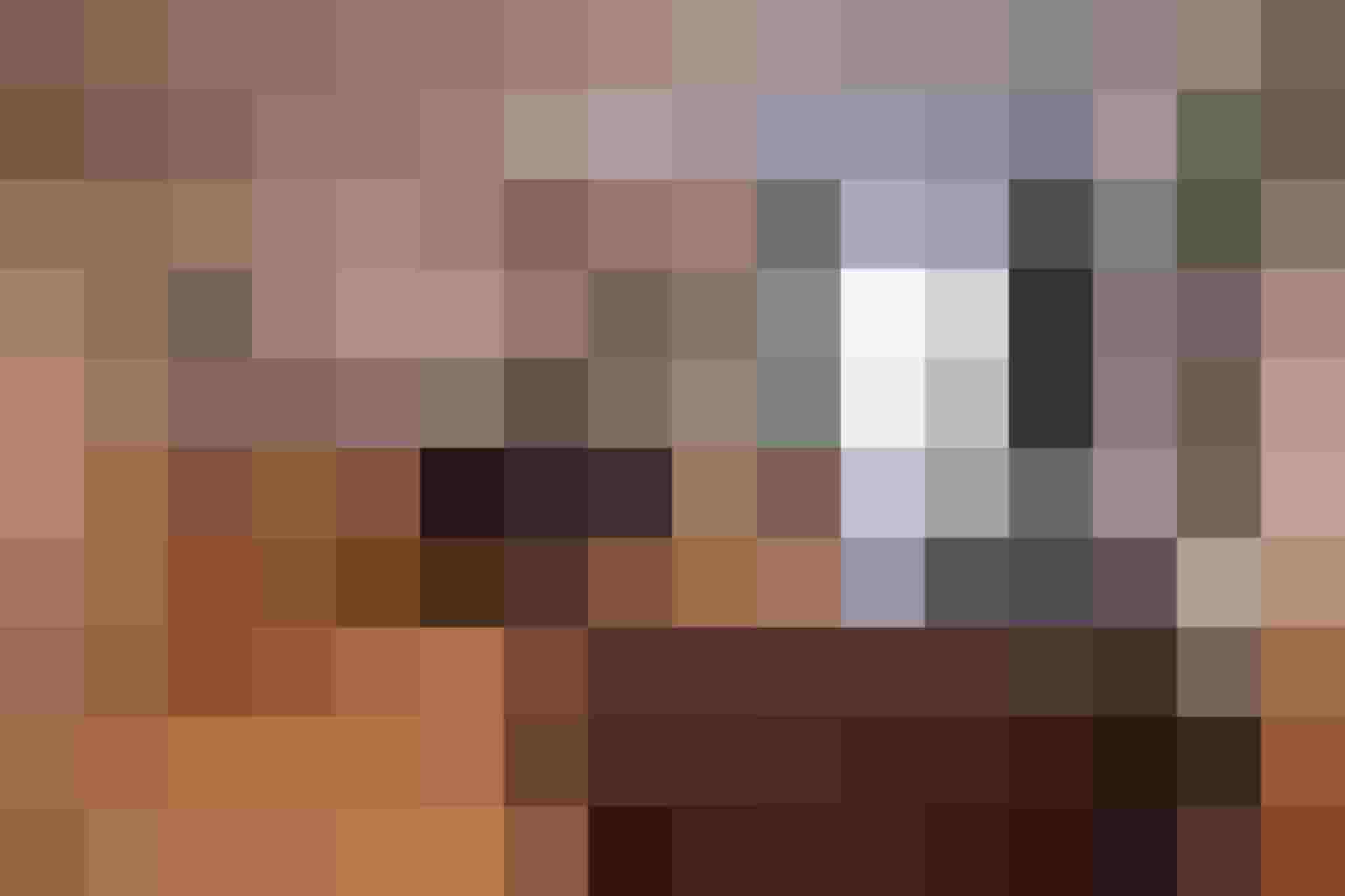 Gemütliches Wohnzimmer mit Holzschrank, Sofa und Tisch in Ferienwohnung im Salzburger Land.