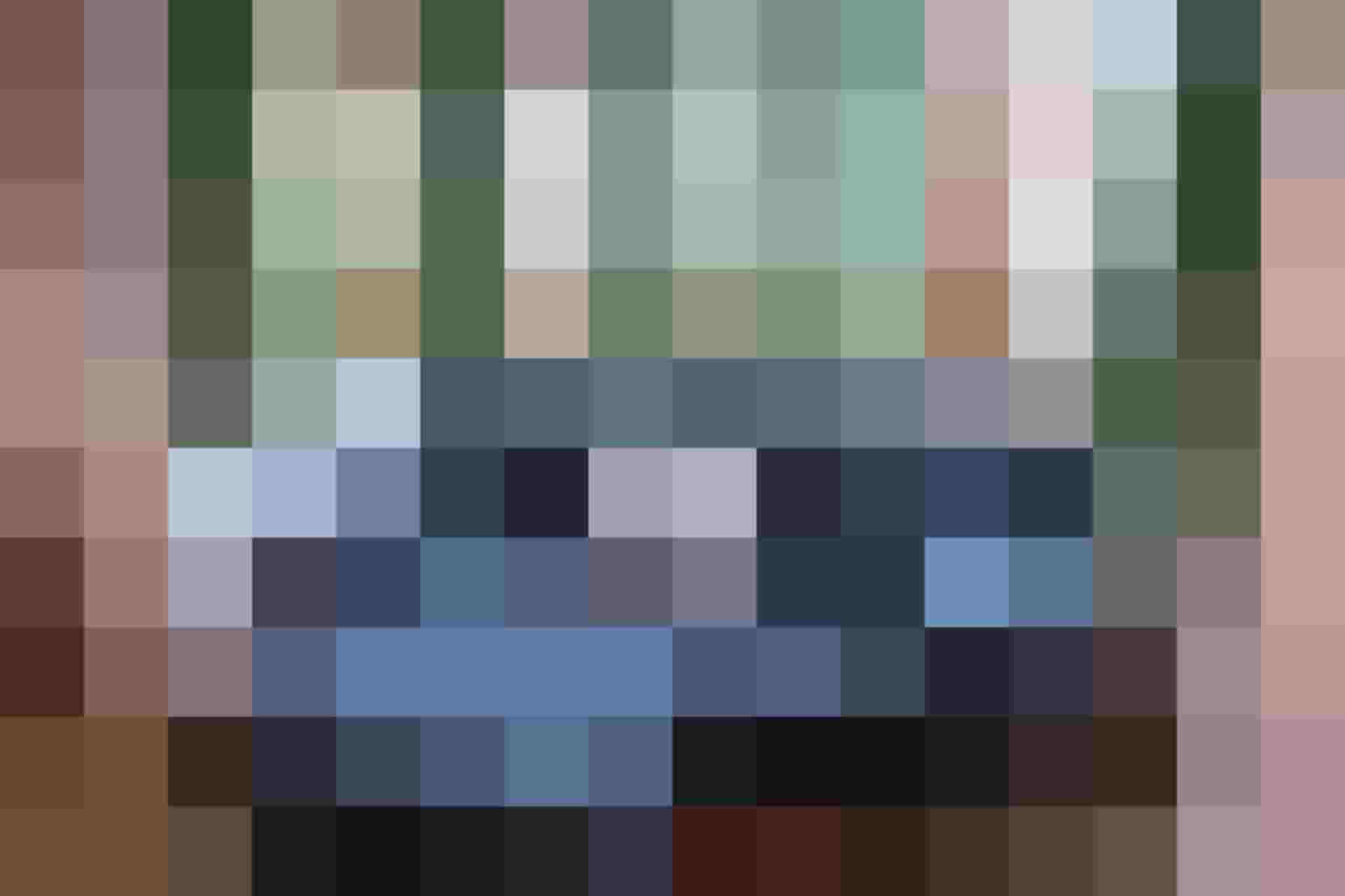 Gemütliche Sitzecke in einer Ferienwohnung mit grünen Vorhängen und Bergblick.