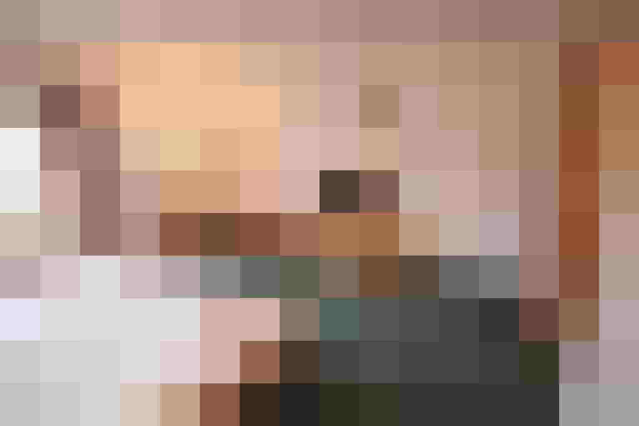 Gemütliches Schlafzimmer in den Apartments Embach mit TV und Sitzecke, ideal für entspannte Urlaubstage.