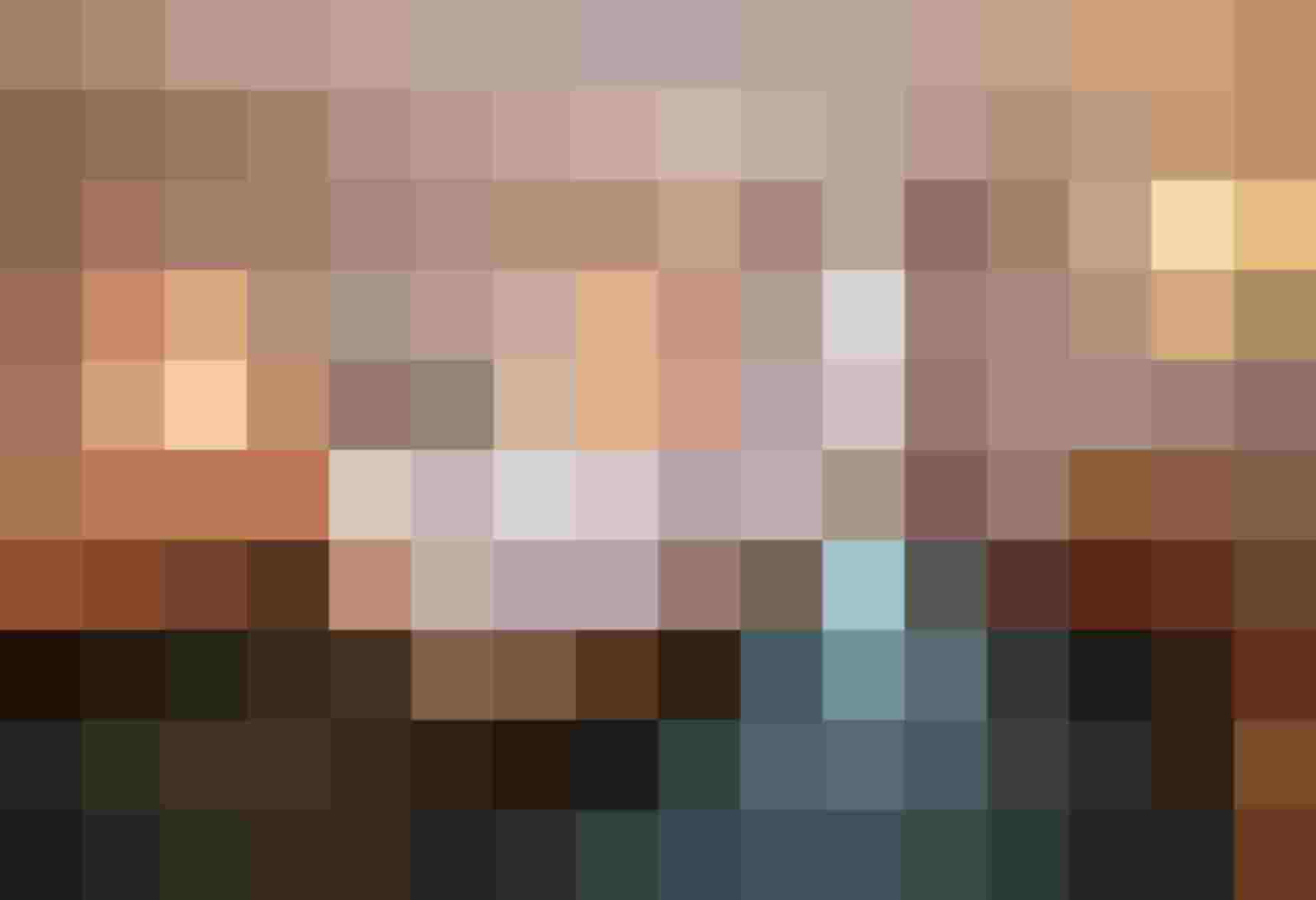 Gemütliches Schlafzimmer mit Doppelbett, Holzinterieur und Balkon im Salzburger Land.