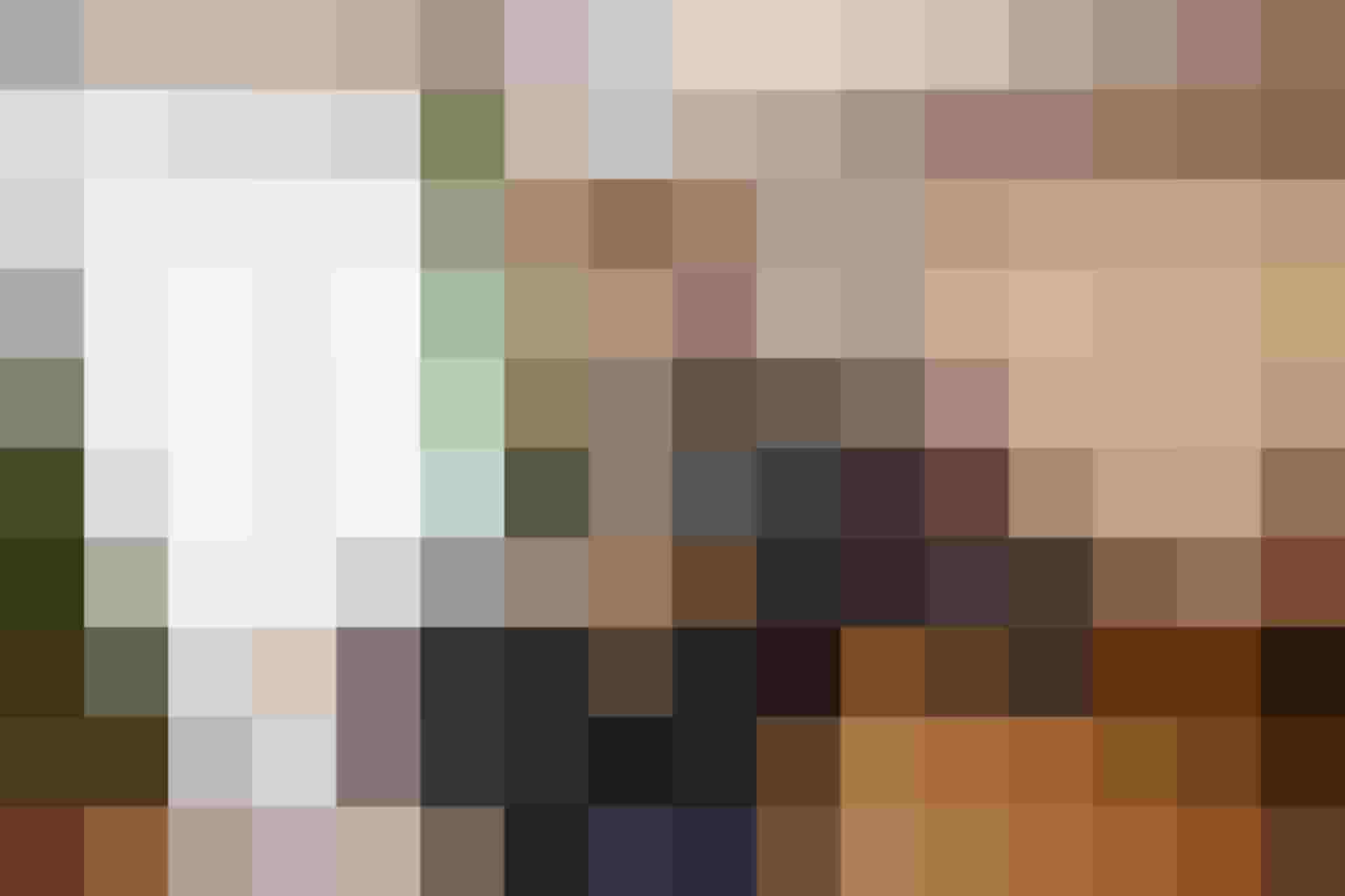 Gemütlicher Wohnbereich einer modernen Ferienwohnung in den Alpen mit Blick ins Freie.