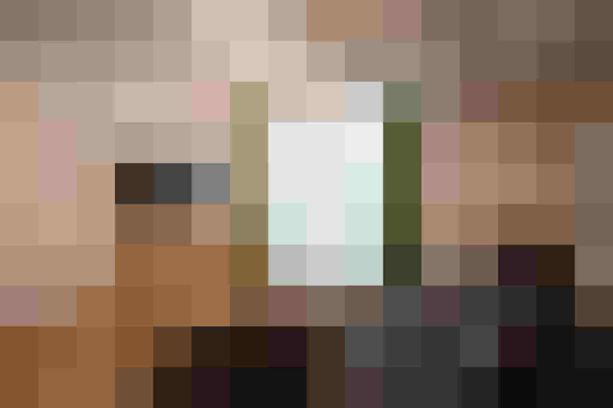 Moderne Ferienwohnung in den Alpen mit Sofa, TV und hellen Fenstern für entspannte Aufenthalte.