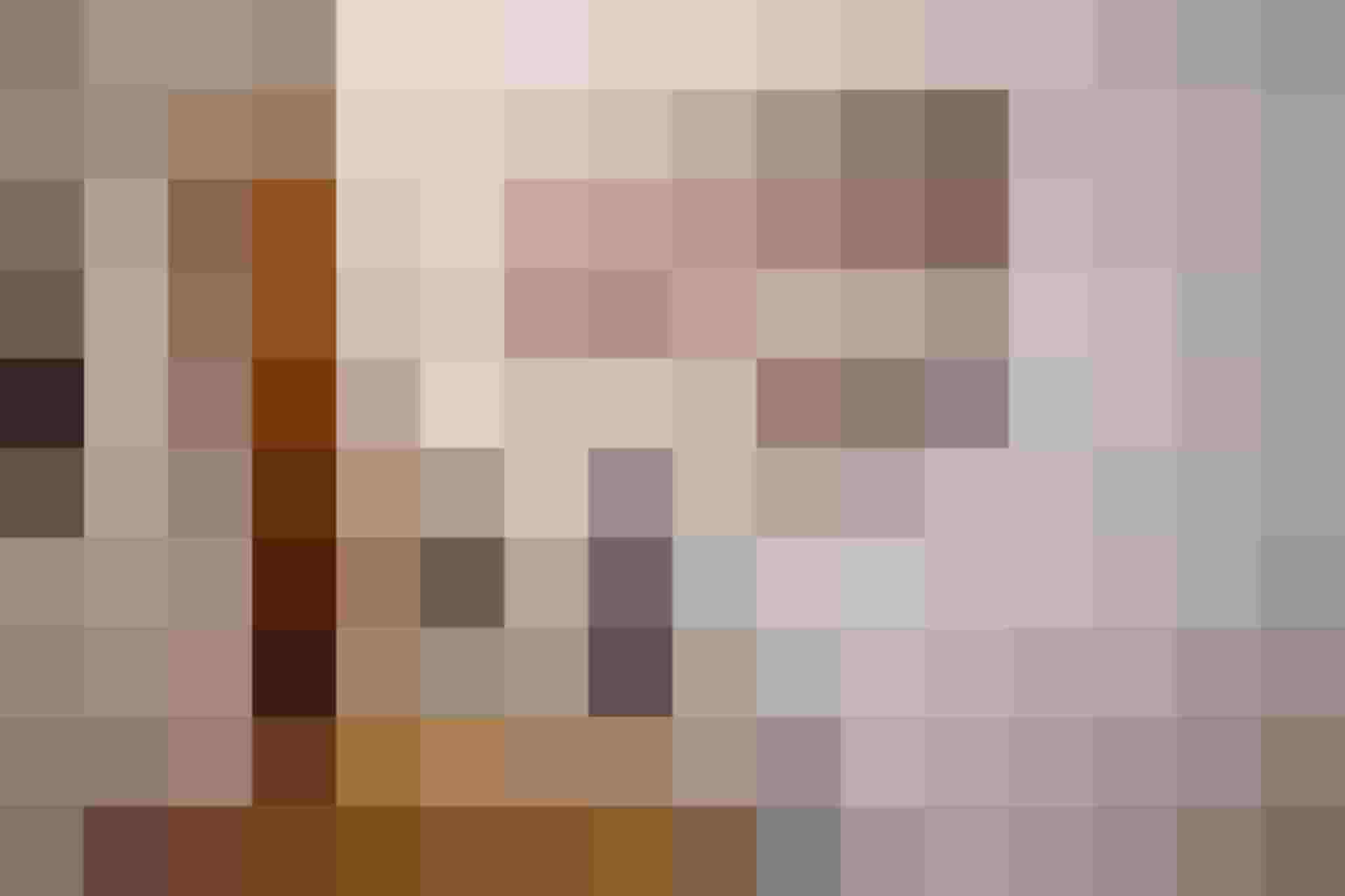 Berglandschaft mit Skifahrer in sepia, modern eingerichteter Raum mit Kaffeemaschine.