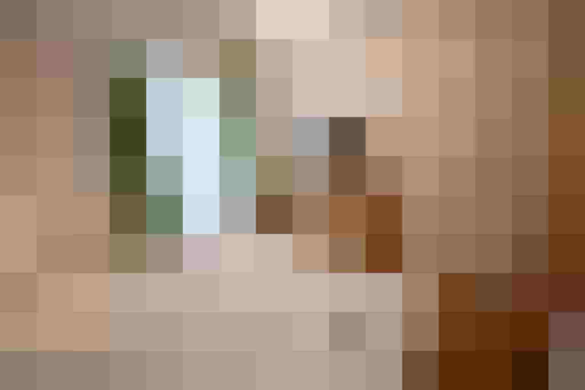 Gemütliches Schlafzimmer mit Doppelbett, TV und Blick auf die Alpen. Ideal für Ihren Urlaub.